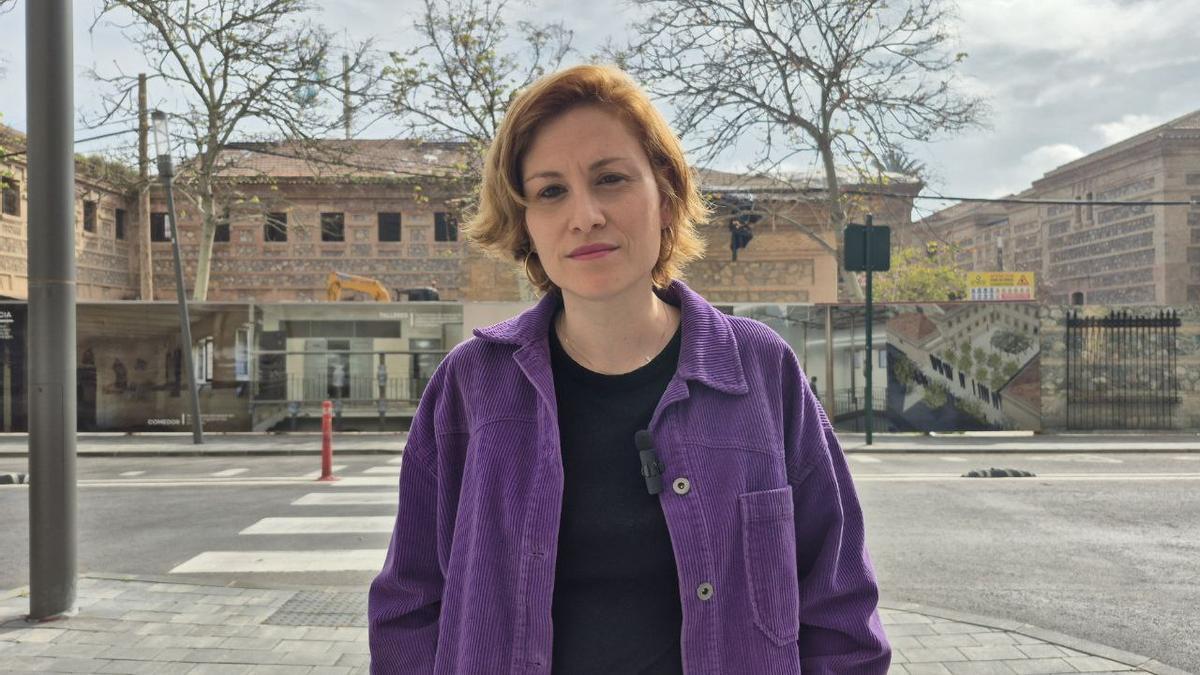 Elvira Medina, portavoz de Podemos en Murcia, junto a la Cárcel Vieja.