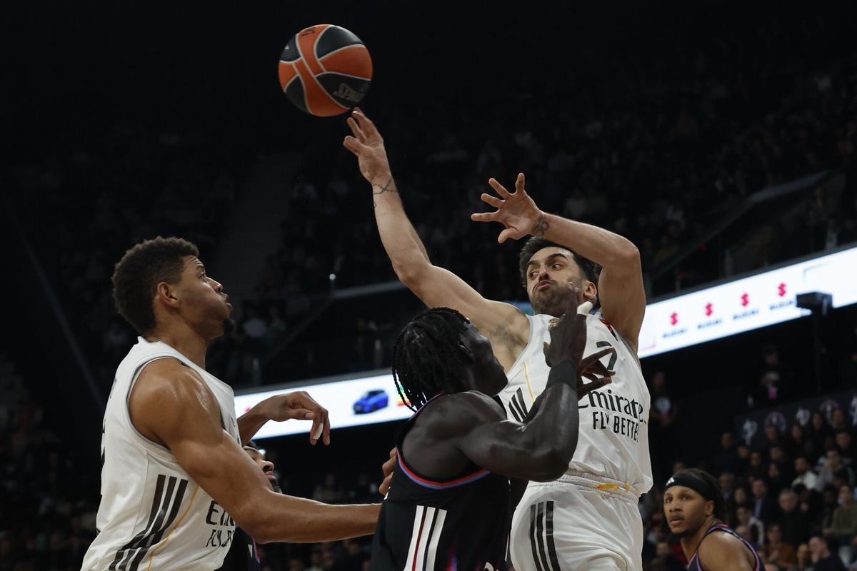 PARIS (France), 27/01/2026.- Mouhamed Faye (C) of Paris Basket in action against Facundo Campazzo (R) of Real Madrid during the EuroLeague Basketball match between Paris Basketball and Real Madrid, in Paris, France, 27 January 2026. (Baloncesto, Euroliga, Francia) EFE/EPA/MOHAMMED BADRA