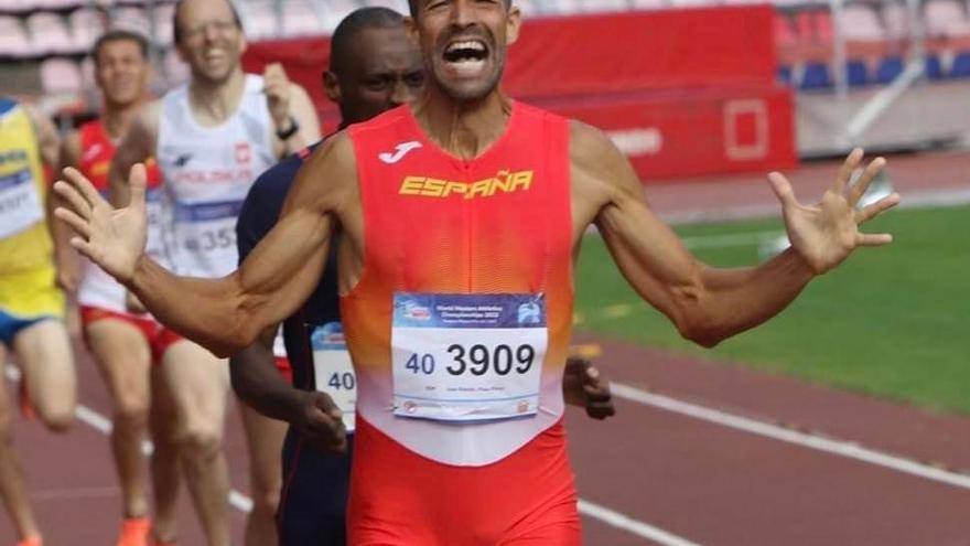 Juanra Pous, exultante tras entrar vencedor en los 800 metros del Mundial