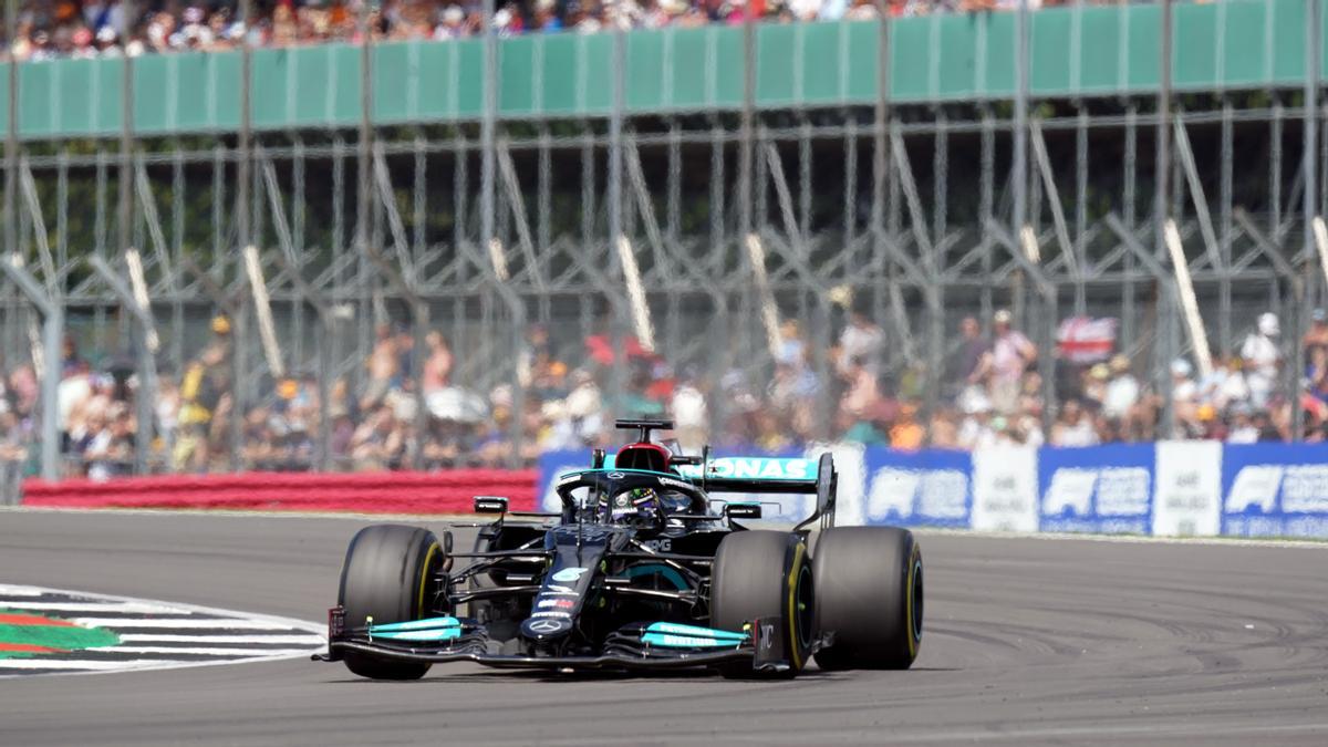 Hamilton colpeja primer a Silverstone i va a buscar la corona de llorer