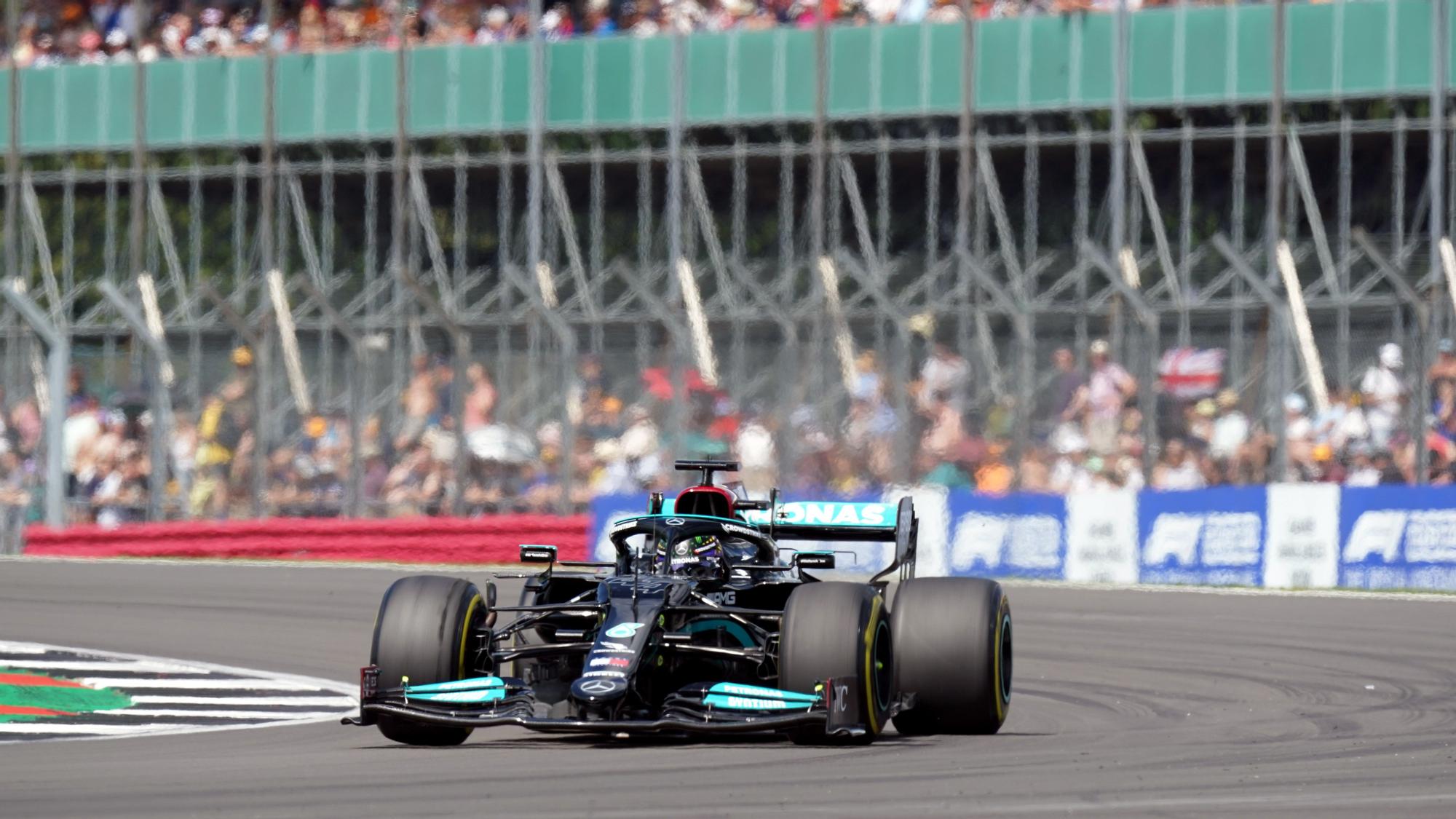 Hamilton, durante la calificación de este viernes en un abarrotado Silverstone.