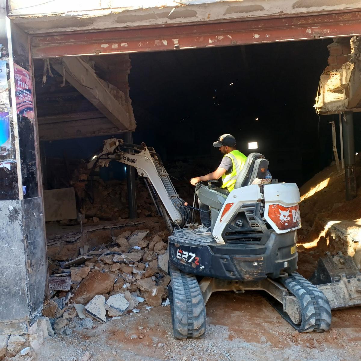 La demolición se está ralizando desde la entrada del edificio