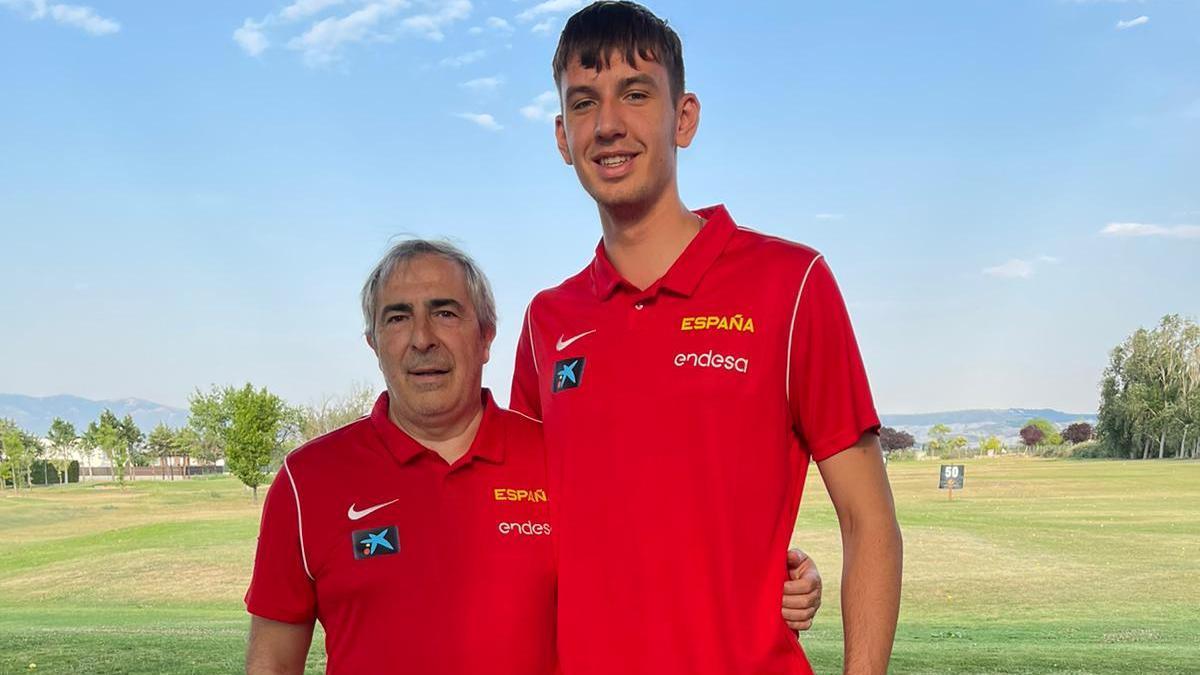 Tanchyn y Aguayo, con la camiseta de la selección española sub 18 de baloncesto.