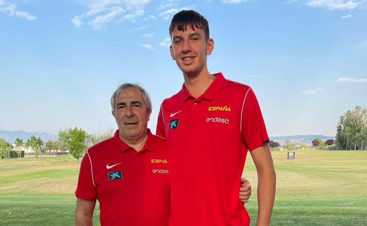 Tanchyn y Aguayo, con la camiseta de la selección española sub 18 de baloncesto.