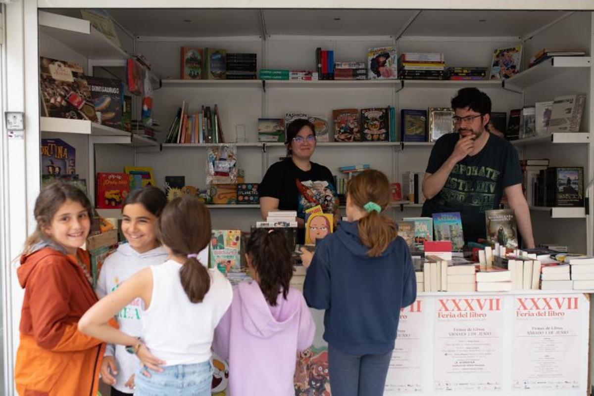 Un grupo de niños en una librería. | Ana Burrieza