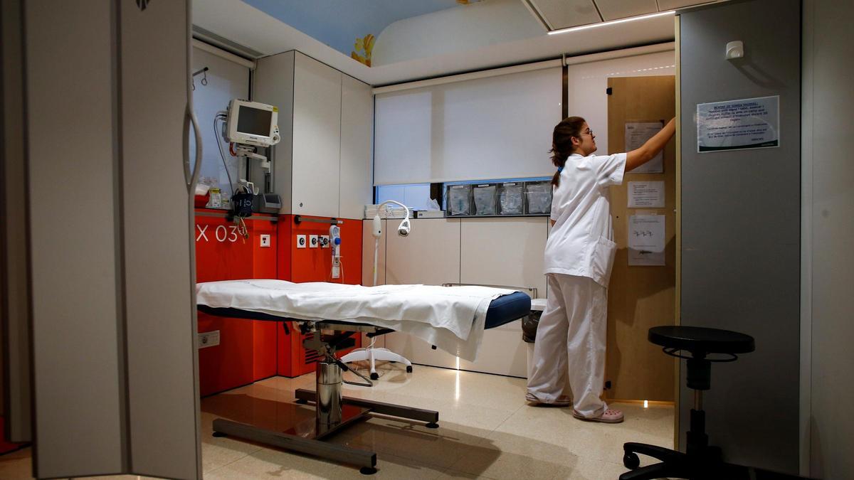 Un box de las Urgencias del Clínic donde se atiende a las víctimas de agresiones sexuales.