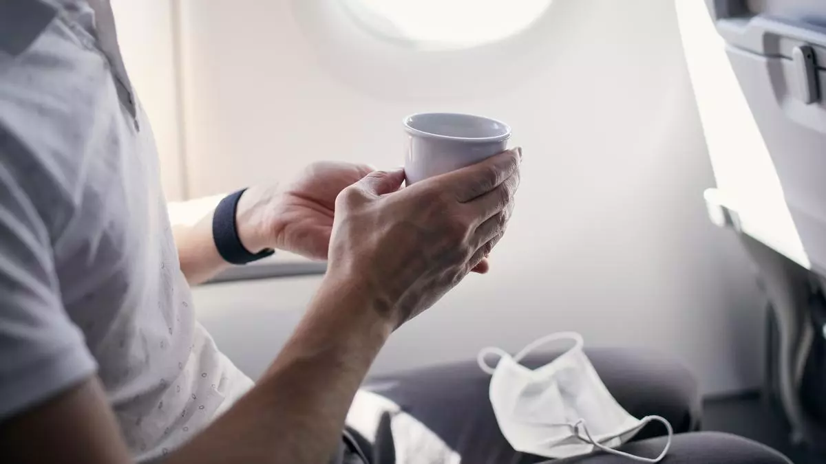 Una azafata destapa la razón por la que no deberías tomar café en los aviones