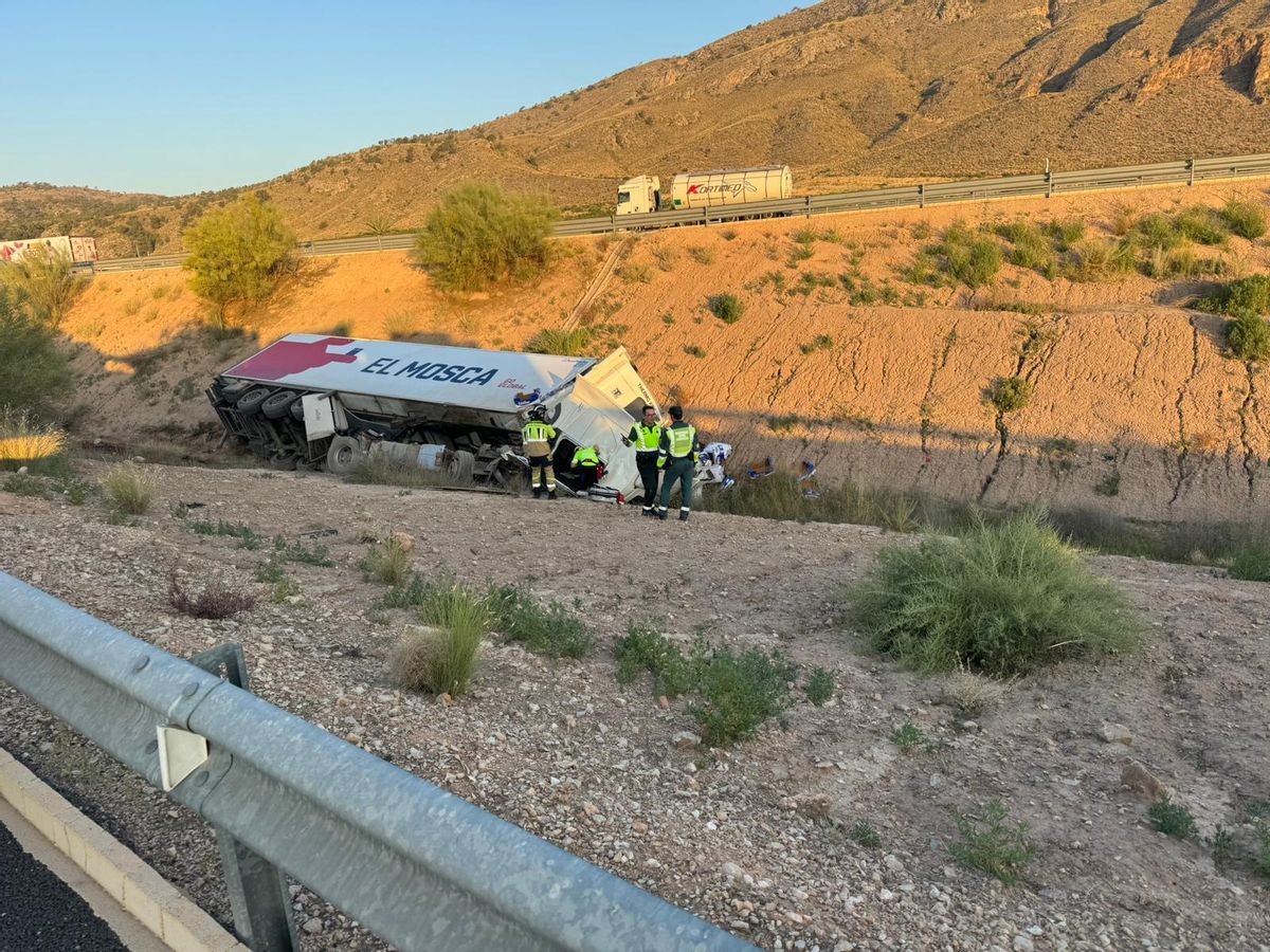 El camión, volcado en Jumilla