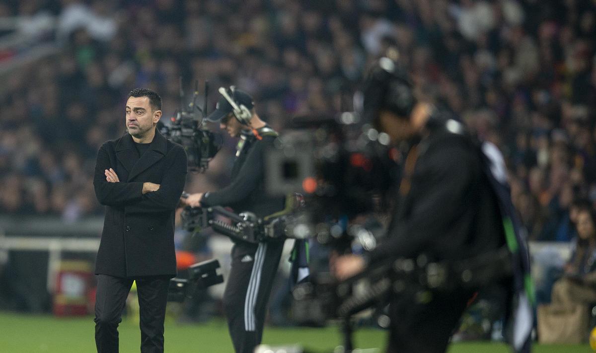 Xavi entre cámaras de televisión durante el partido de liga entre el FC Barcelona y el Villarreal.