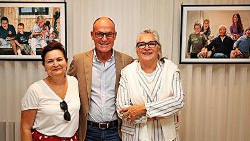 Susi Fresneda, Crescenciano Huerta y Alba Pau frente a las fotos de Ángel Nieto y Ricardo Urgell.