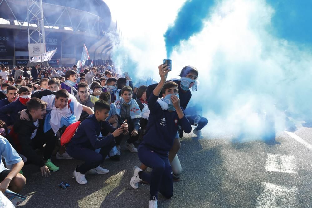 El celtismo vuelve a demostrar fuerza y compromiso en el recibimiento al Celta a su llegada al estadio.