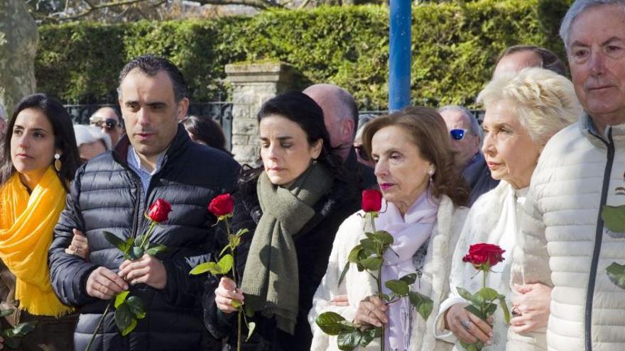 Familiares del político socialista Fernando Buesa y su escolta, Jorge Díez.