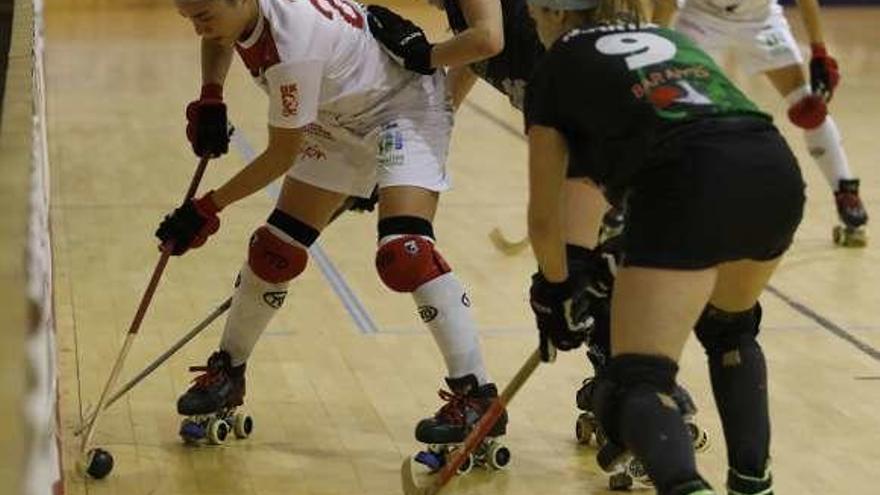 Natasha Lee protege la bola en el partido ante el Bigues i Riels.