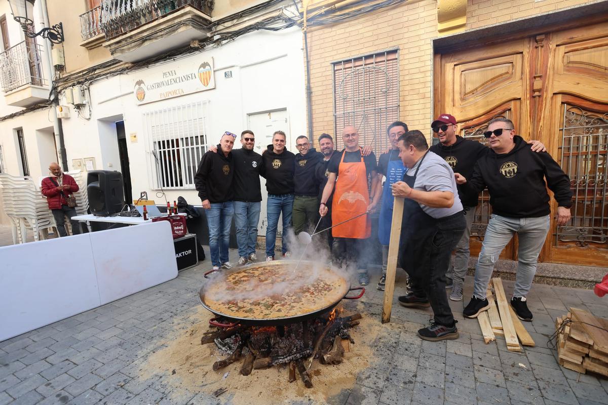 Los valencianistas celebran su vuelta a la normalidad como peña gastronómica en Paiporta