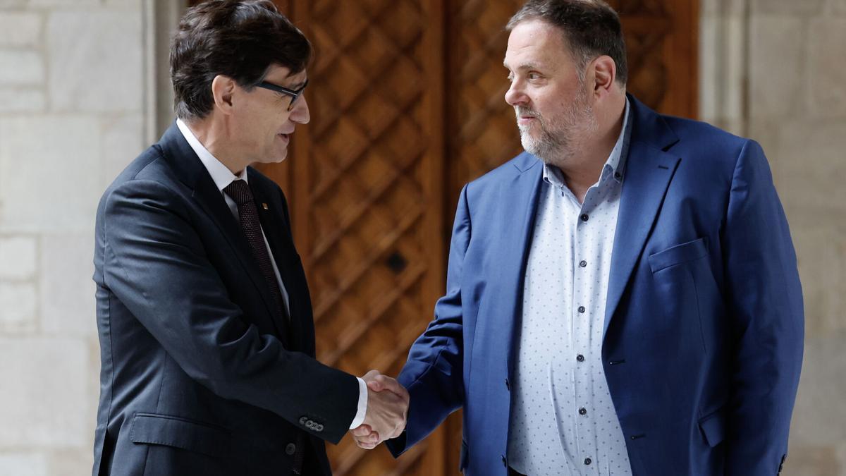 El president de la Generalitat, Salvador Illa, y el líder de ERC, Oriol Junqueras, en el Palau de la Generalitat.