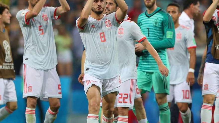 Busquets y Koke, en primer plano, tras el partido contra Portugal.