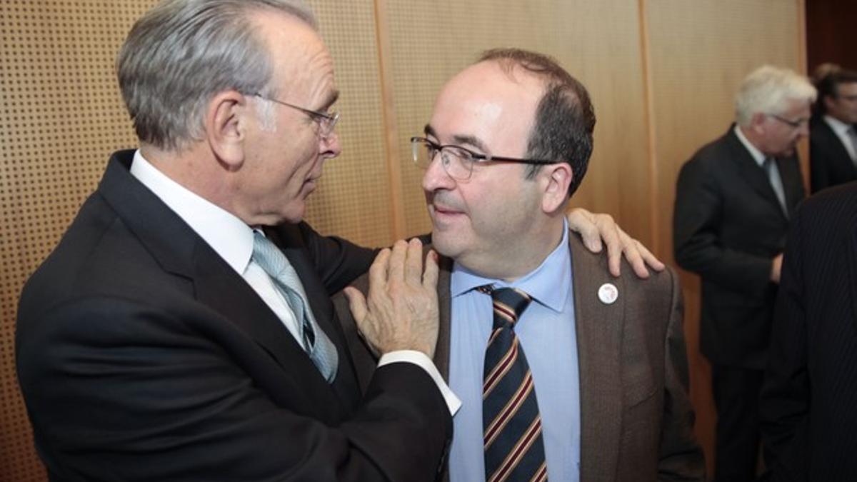 Miquel Iceta (derecha) con el presidente del grupo La Caixa, Isidre Fainé, en un acto celebrado en Barcelona este lunes.