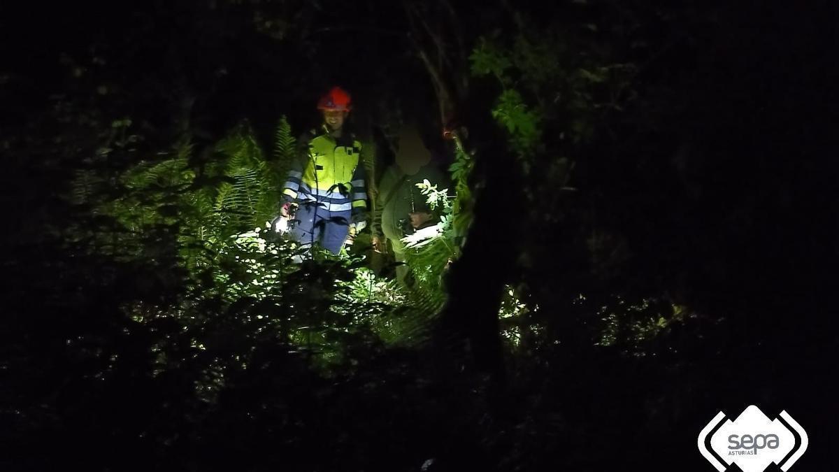 Un bombero y el pescador, saliendo de la espesura.