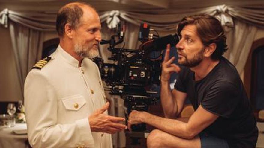 Woody Harrelson y Ruben Östlund en el rodaje de 'El triángulo de la tristeza'