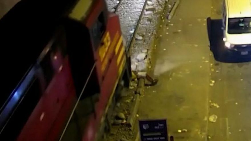 El momento en el que un hombre sobrevive al atropello de un tren en la ciudad de Lima