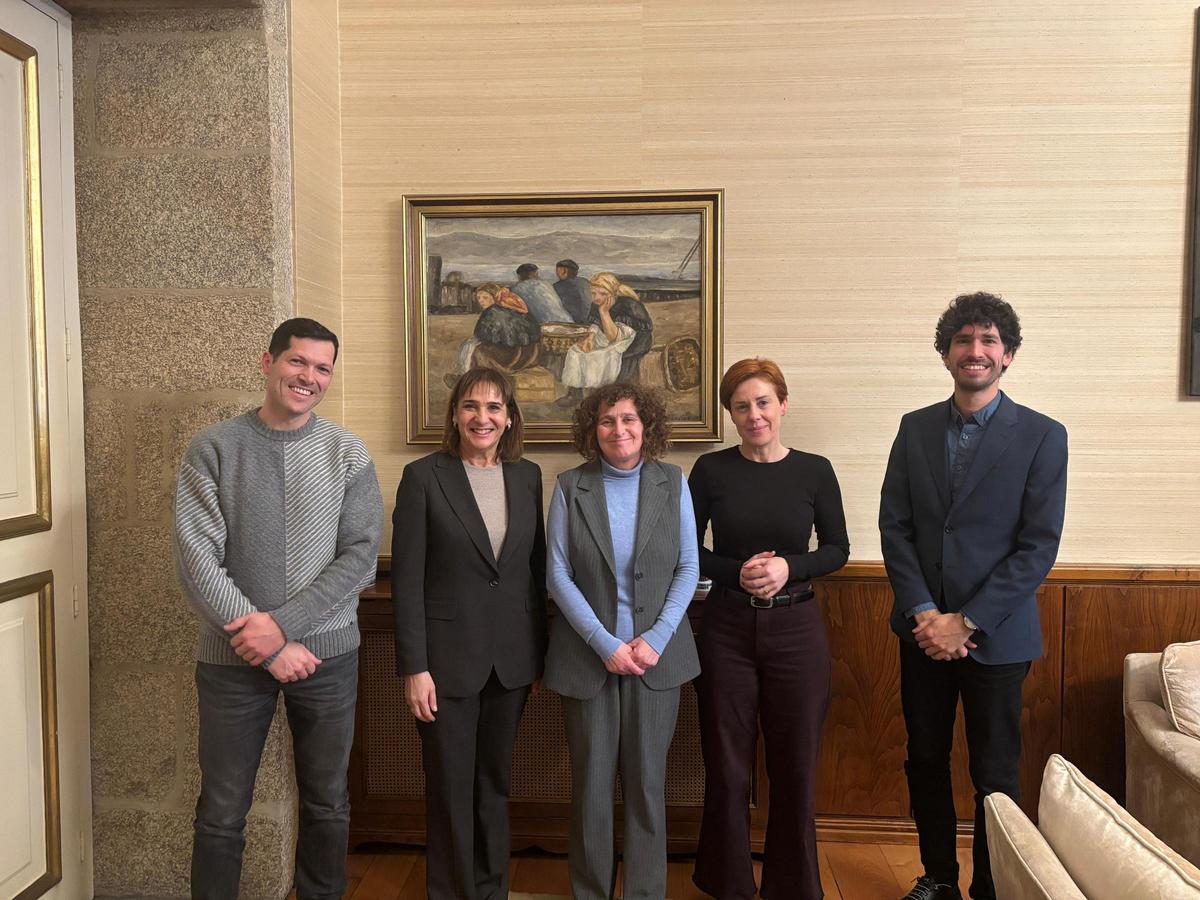 Encontro entre a candidata a reitora da USC, María José López Couso, e a alcaldesa de Santiago, en Raxoi.