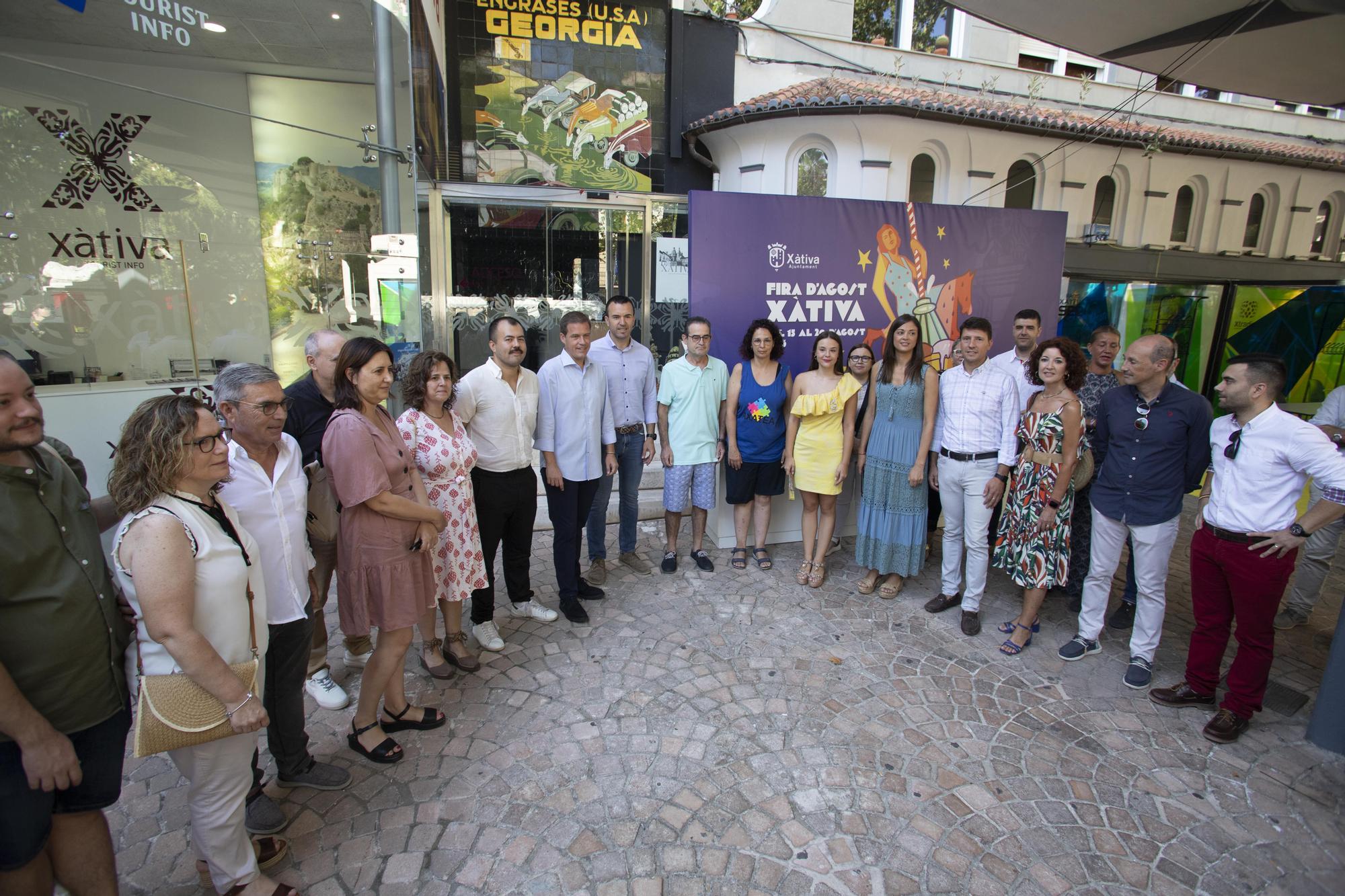 El presidente de la Diputació, Vicent Mompo, visita la fira de Xàtiva 2023