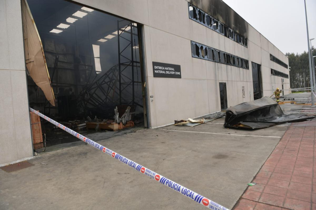 Un incendio destroza la nave de Trison en el polígono de Espíritu Santo