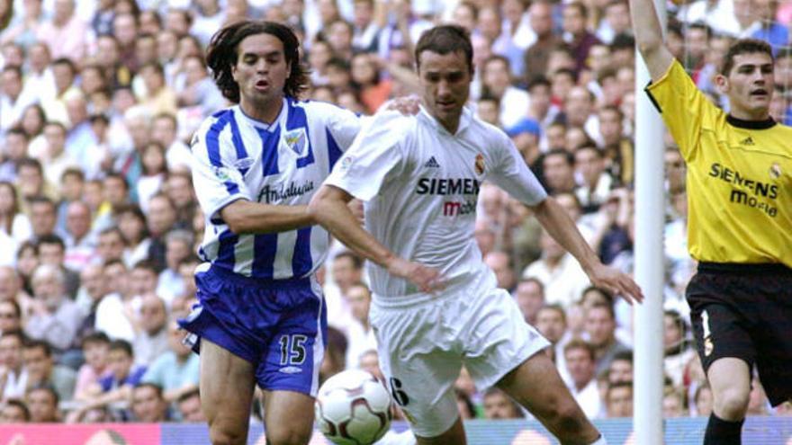 Manu Sánchez corre junto a Iván Helguera, en presencia de Íker Casillas, en un partido contra el Real Madrid en el Bernabéu.