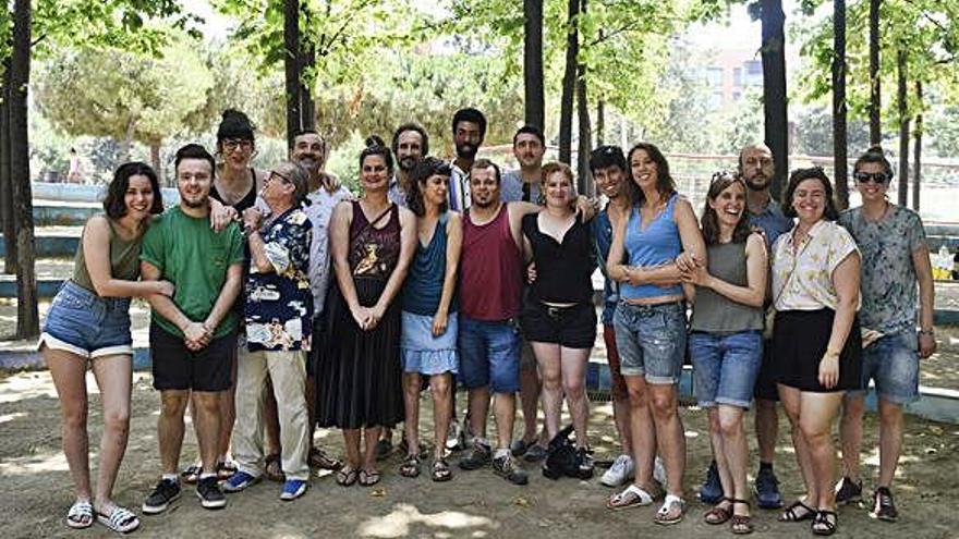 Fotografia de grup, ahir al migdia a l&#039;Espiral dels Til·lers del parc de l&#039;Estació del Nord de Barcelona