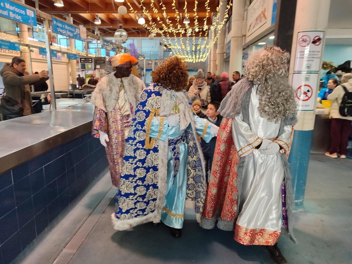 Los Reyes Magos llegan a Bueu por mar antes de la cabalgata de esta tarde