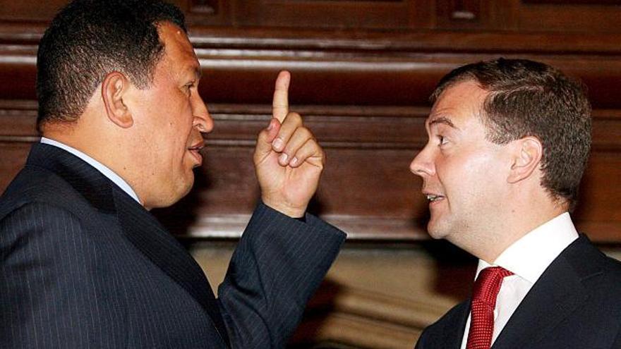 El presidente ruso, Dmitri Medvédev (dcha), conversa con su homólogo venezolano, Hugo Chávez, durante su reunión en el palacio presidencial de Gorki, a las afueras de Moscú (Rusia), el 22 de julio de 2008. Según la agencia rusa RIA Novosti, Chávez ha afirmado que &quot;Rusia y Venezuela deben convertirse en aliados estratégicos en el ámbito del petróleo y en la cooperación militar y técnica&quot;.