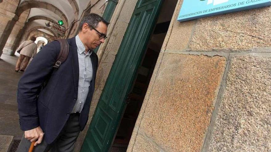 El presidente de la CEG, Antón Arias, a su entrada a la sede de la confederación. // Xoán Álvarez