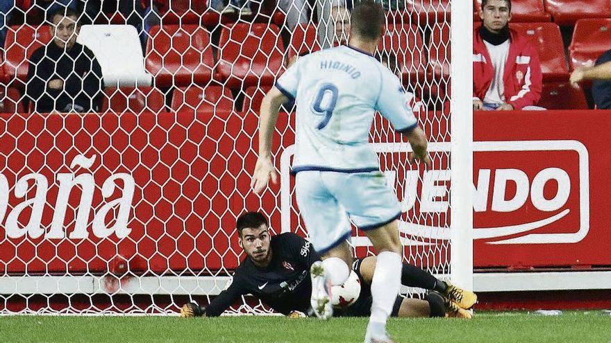 Dani Martín se estira para detener el balón ante Higinio.