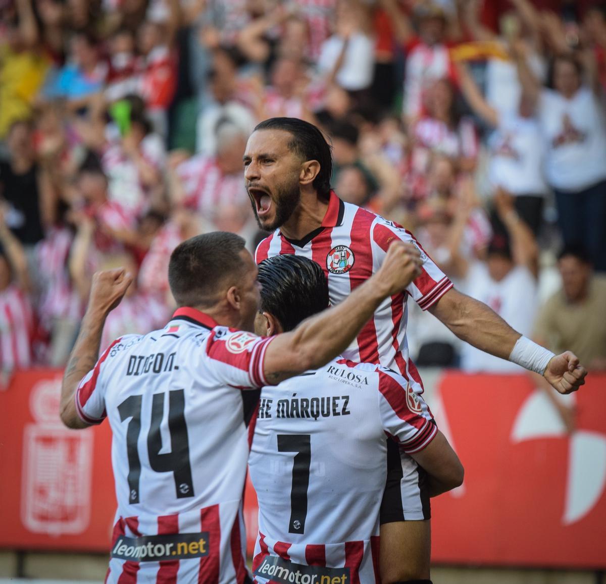 El excapitán del Córdoba CF Kike Márquez sostiene a Mario en la celebración del 1-0 ante el Sabadell.