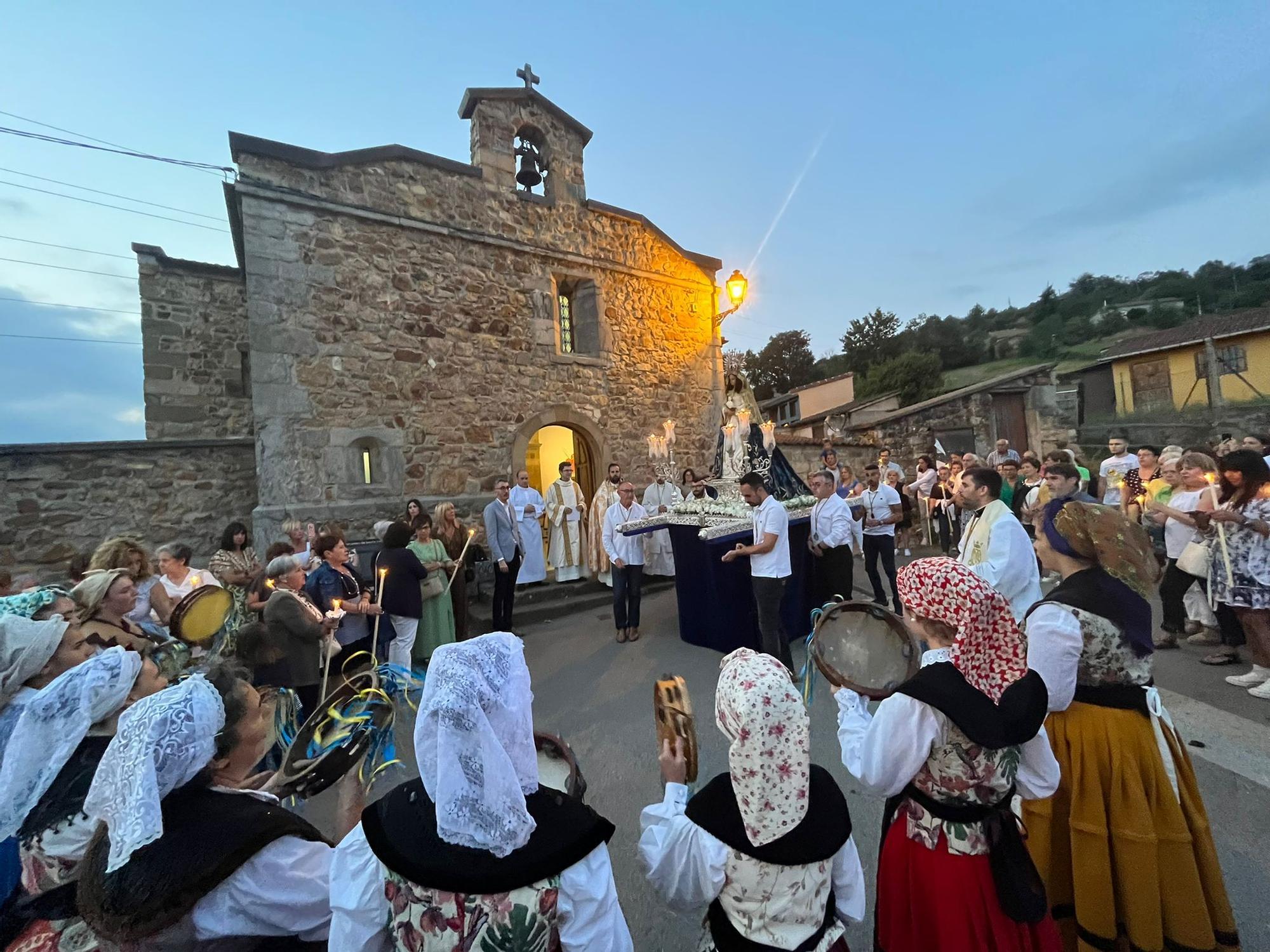 Así fue la procesión de la virgen del Otero que iluminó la noche de Pola de Laviana