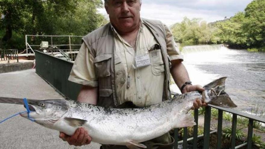 Julio Gallego Núñez posa con el ejemplar que pescó.  // Bernabé/Cris M.V.