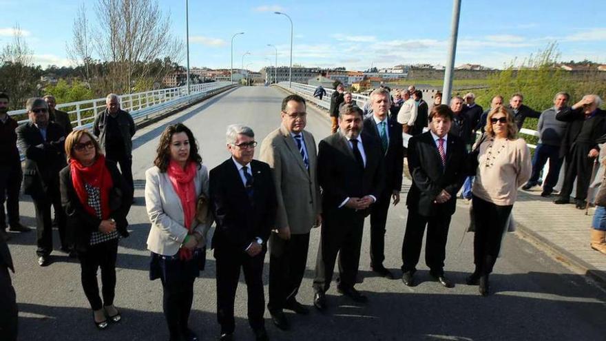 Los representantes políticos de España y Portugal en el puente internacional, ayer. // A. Hernández