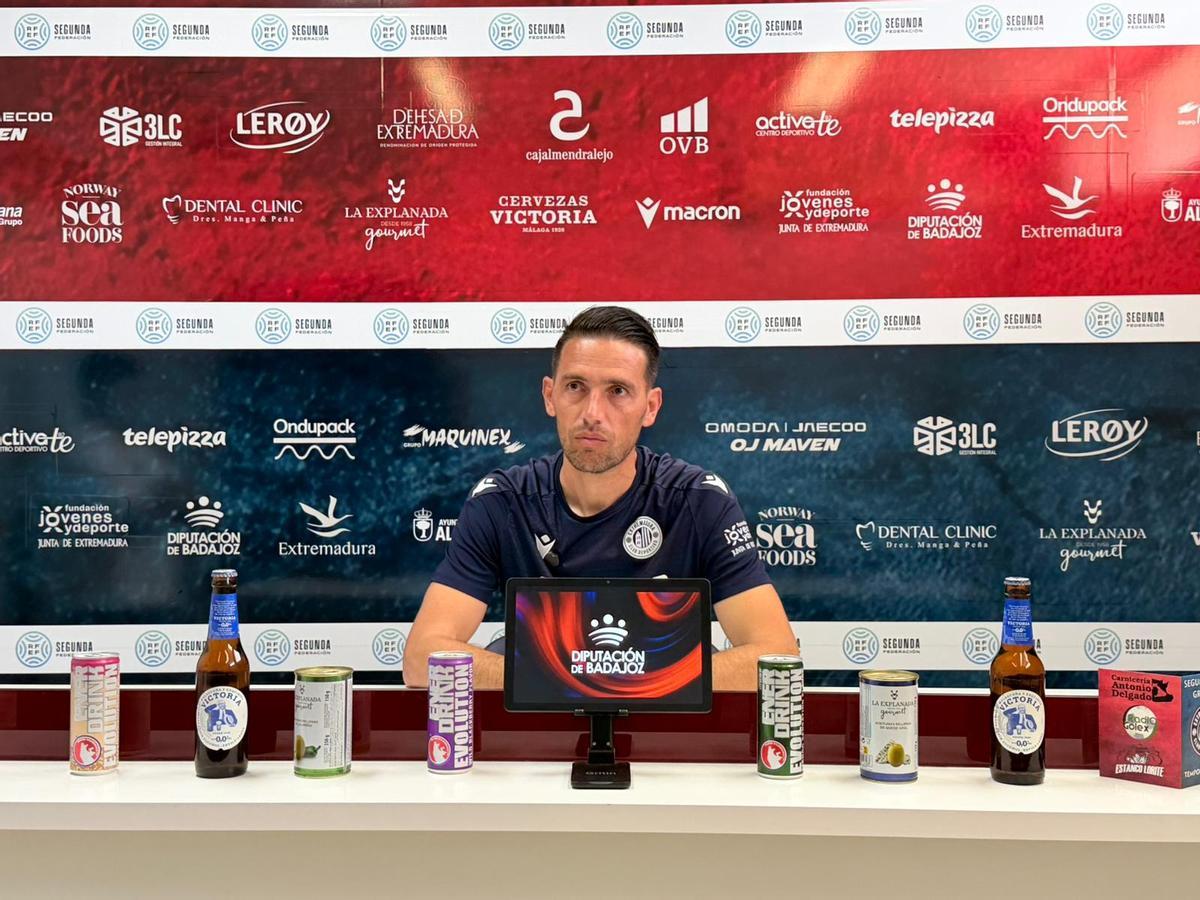 David Rocha en sala de prensa de la ciudad deportiva.