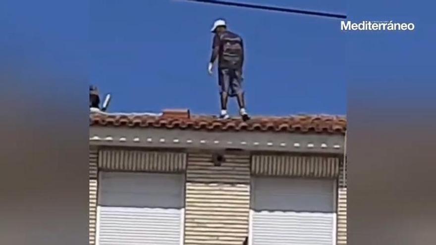 Vídeo: Un vecino de Nules graba a varios operarios "jugándose la vida" en un tejado a cuatro alturas