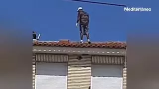 Miedo en Nules: Un vecino graba a varios operarios "jugándose la vida" en un tejado a cuatro alturas