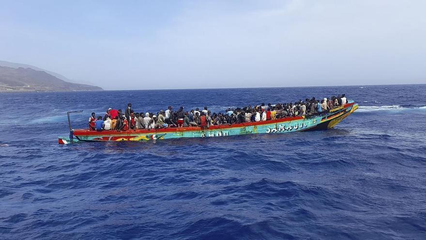 Interceptan un cayuco con 93 migrantes en aguas de Tenerife