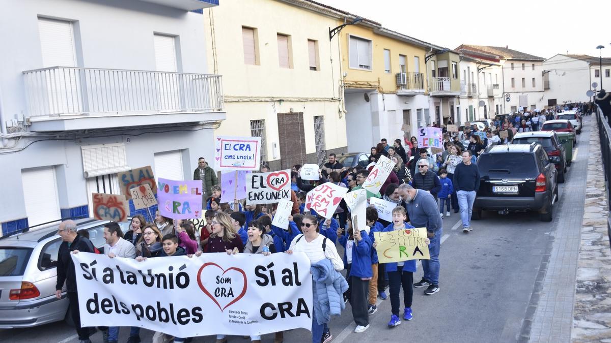 Manifestación contra la separación de Llanera del CRA La Costereta.