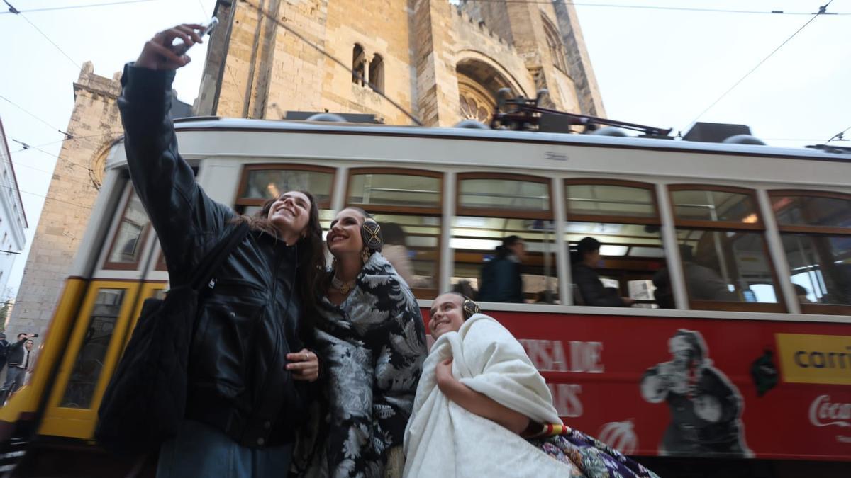 Una fallera de Torrent se hace un selfi con María Estela y Marina en Alfama