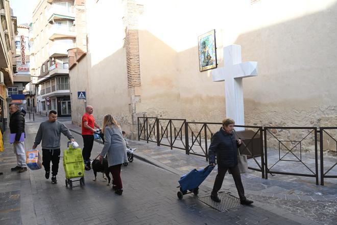Así ha regresado el monumento de la Cruz de Callosa de Segura a la calle, en un suelo privado junto a la ermita de Nuestra Señora del Rosario y sin inscripciones falangistas
