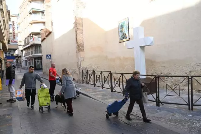 Así ha regresado el monumento de la Cruz de Callosa de Segura a la calle, en un suelo privado junto a la ermita de Nuestra Señora del Rosario y sin inscripciones falangistas