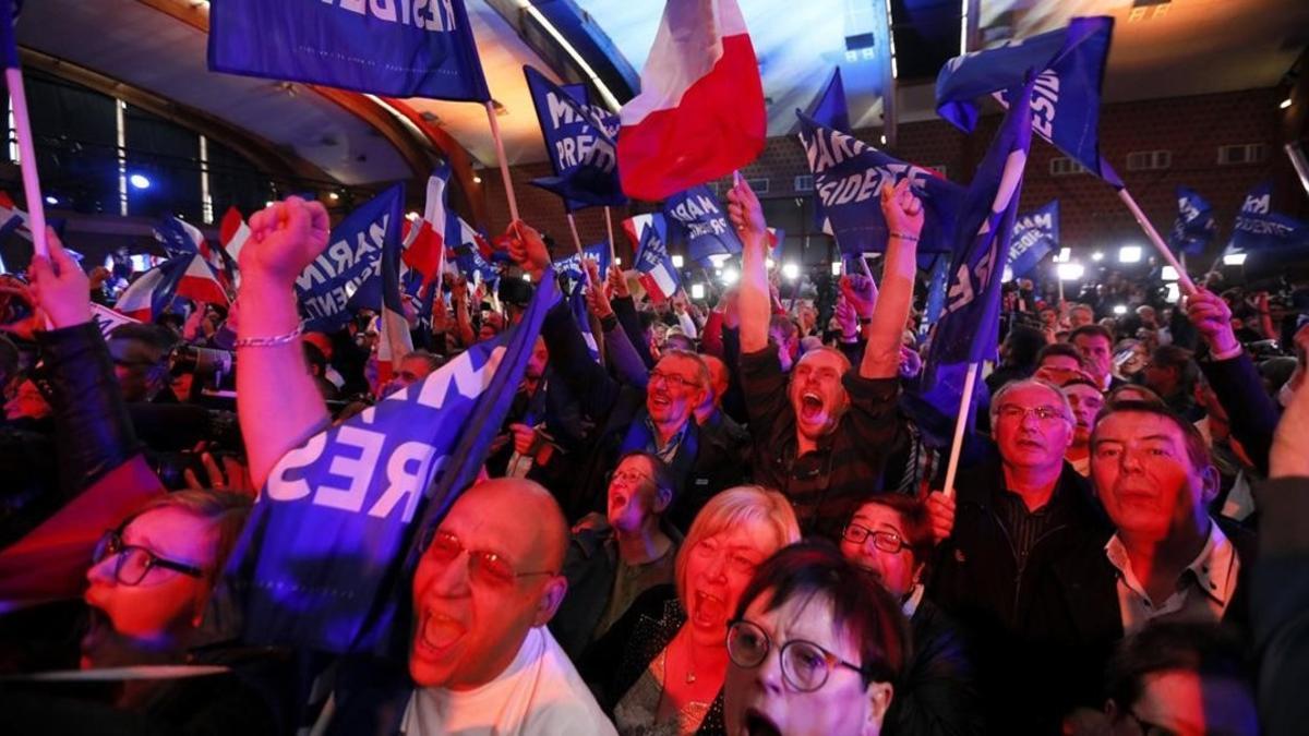 Seguidores de la líder del ultraderechista FN celebran los resultados electorales, en Henin-Beaumont, el 23 de abril.