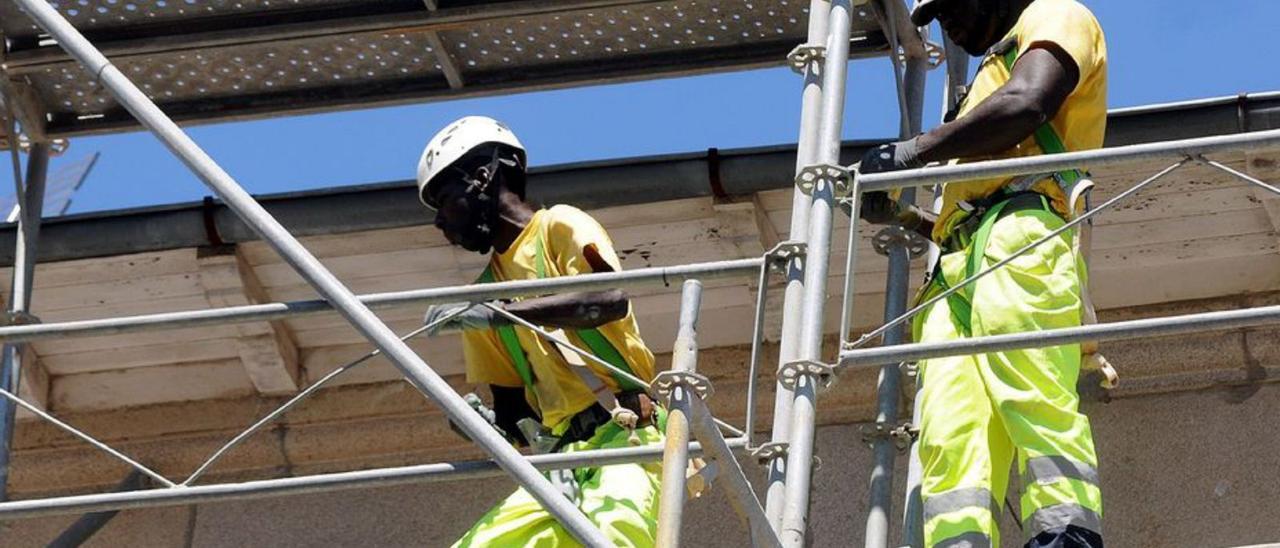 Trabajadores en una obra en Pontevedra.  |  // R.V.