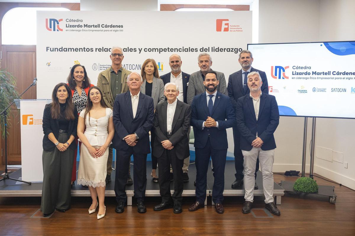 Foto de familia de los organizadores y colaboradores de la Cátedra junto a otros representantes institucionales.