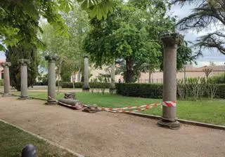 Una columna de San Jerónimo rota en los jardines del Castillo de Zamora