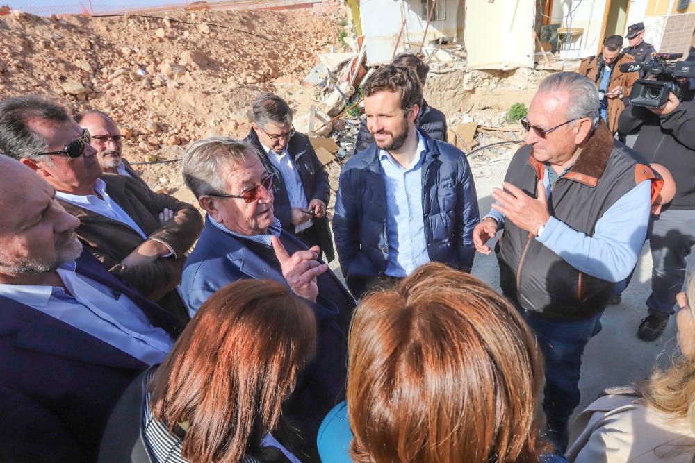 El presidente del PP, Pablo Casado, visita la zona de Almoradí en la que se rompió la mota del Segura